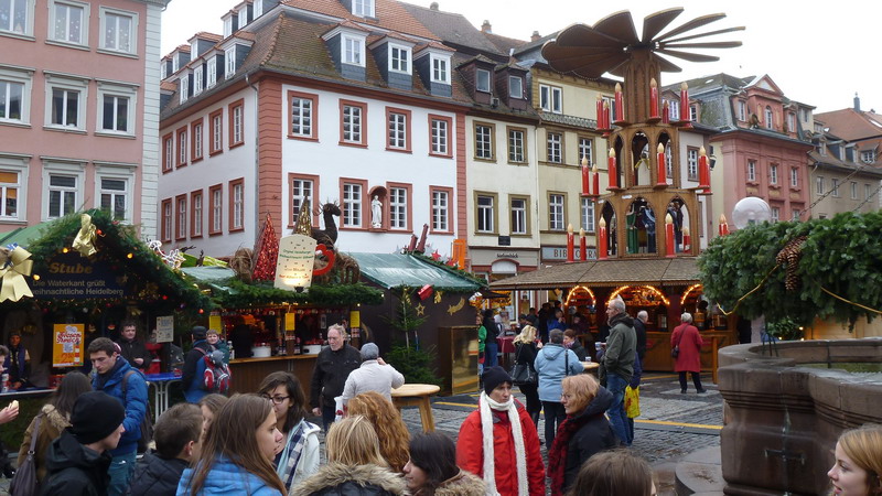 Marktplatz mit Lichtkarussell